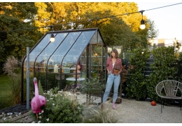 Hva du kan dyrke i et lite drivhus – grønnsaker, urter og blomster